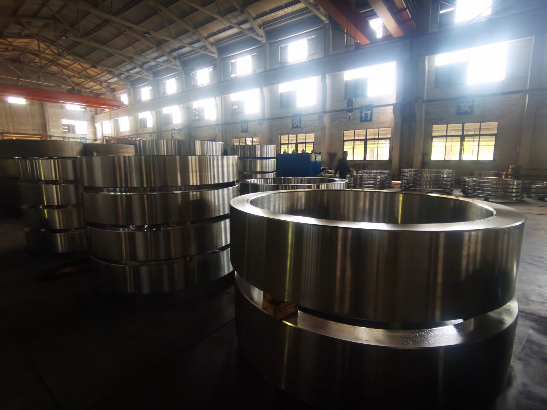 Тепловая обработка QT кованые стальные кольца, обеспечивающие точность измерений от 1000 до 7800 мм Идеально подходит для конструкций и тяжелой промышленности